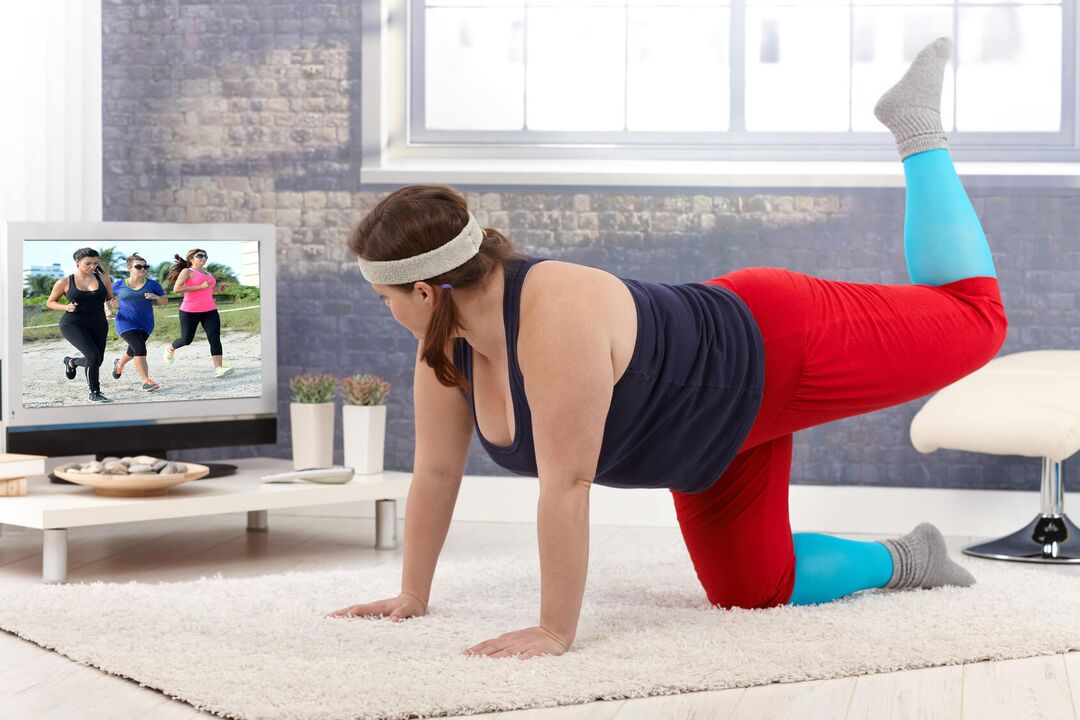 在电视机前锻炼减肥