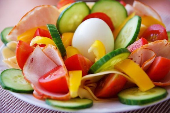 饮食菜单中的蔬菜沙拉配鸡蛋和橙子减肥