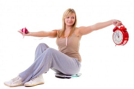 一个想要减肥的女孩要健康饮食并遵循规律